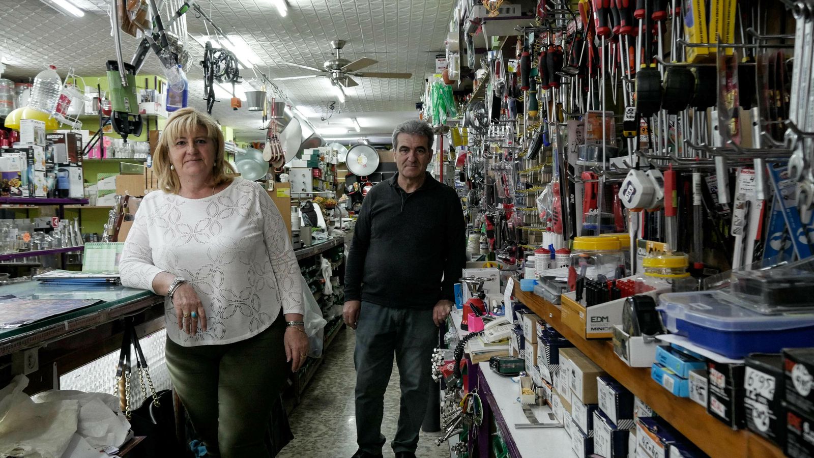 Mari Carmen encabeza las protestas de los vecinos de San Juan de Dios para recuperar el bus 5 y que el tráfico baje desde el Triunfo.