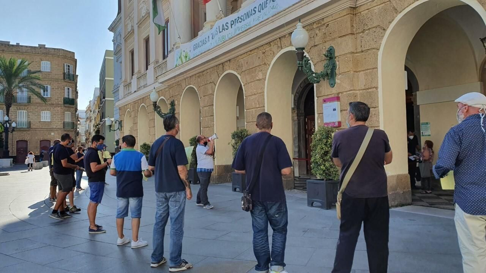 Concentración de los trabajadores de mantenimiento de las pistas deportivas de barrio del IMD.