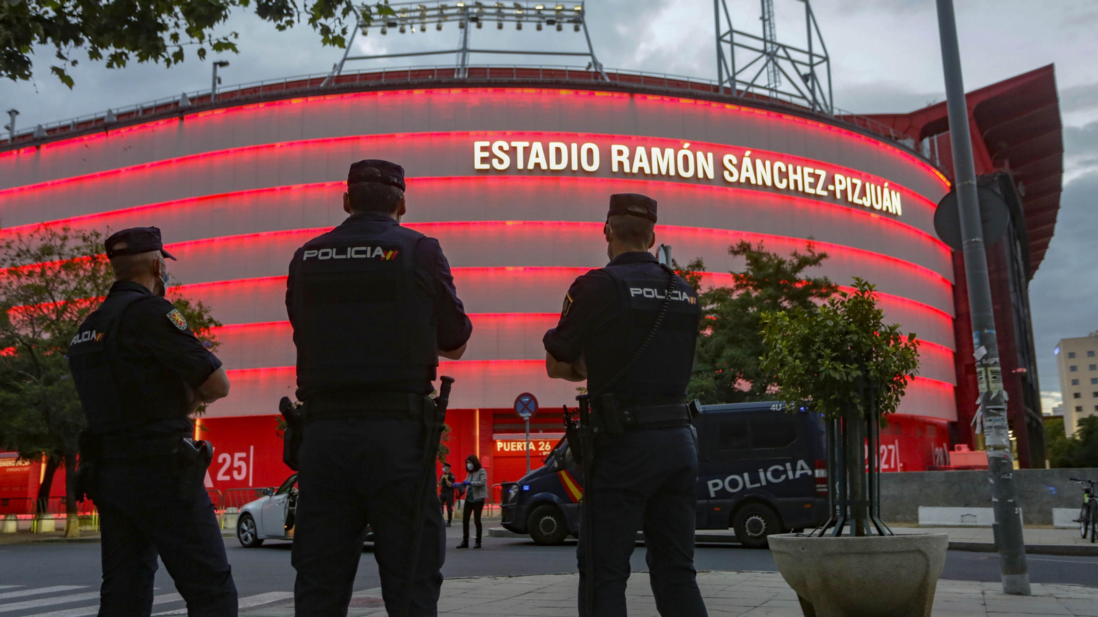 Mucha  presencia policial en el entorno del Sanchez Pizjuán  durante el derbi