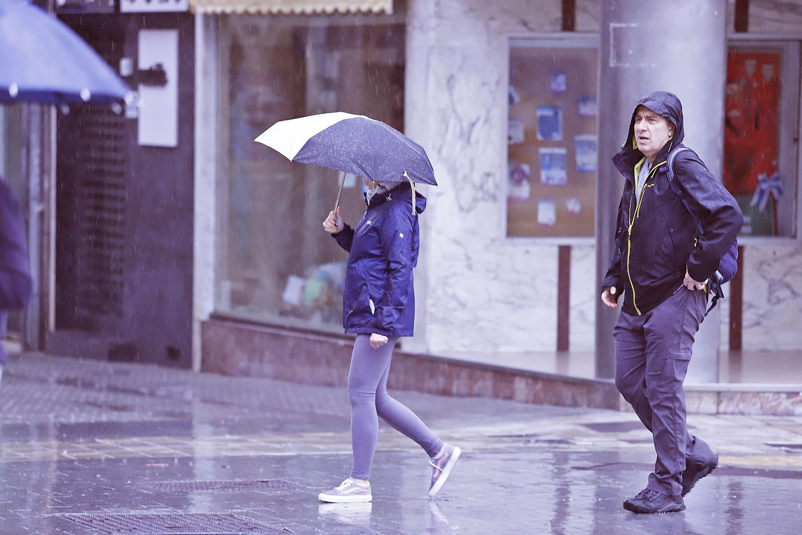 Imágenes de la mañana lluviosa de domingo en Huelva