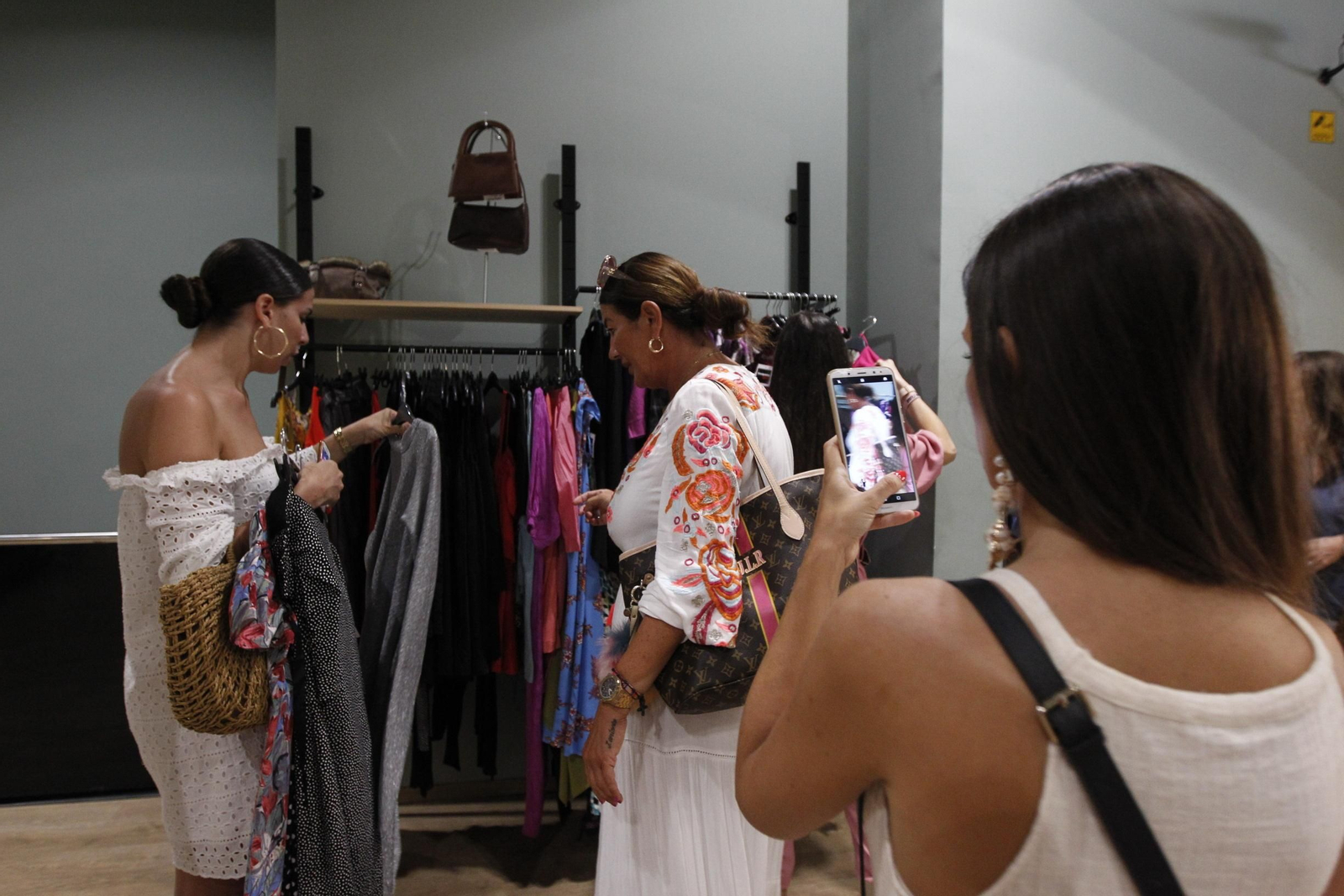 Fotogalería influencers en tienda Koopera Store Caritas Almería