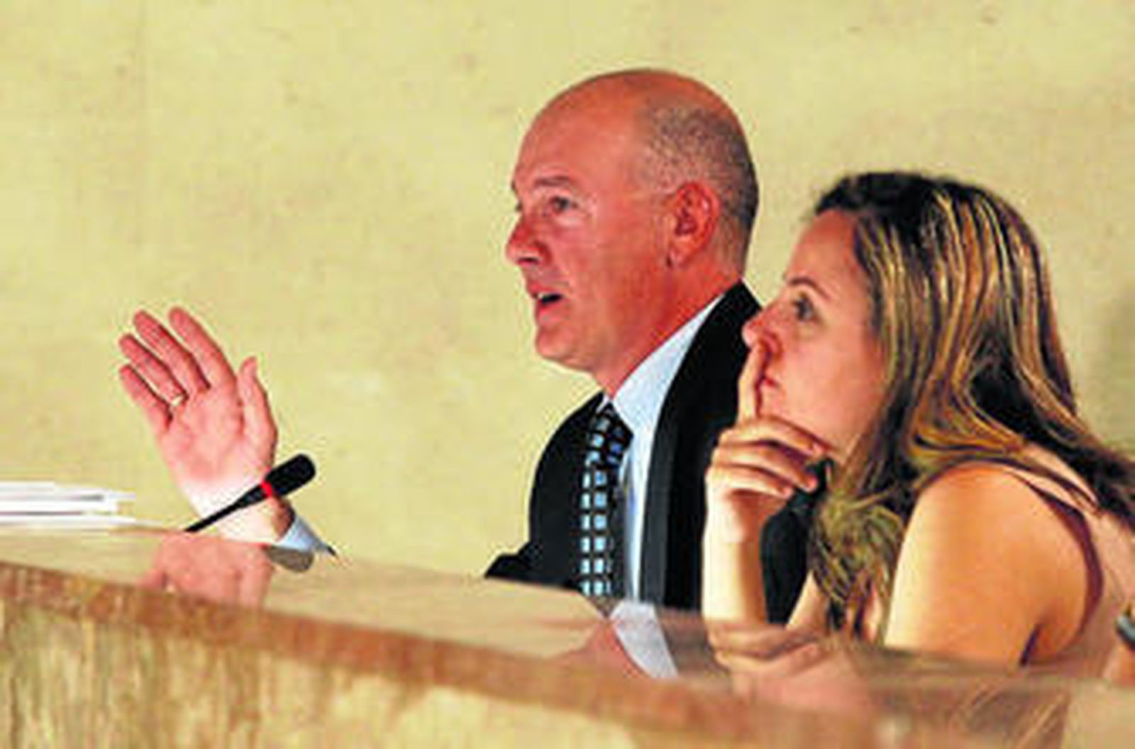 Joaquín Jiménez y Carmen Núñez, en la bancada del PSOE.