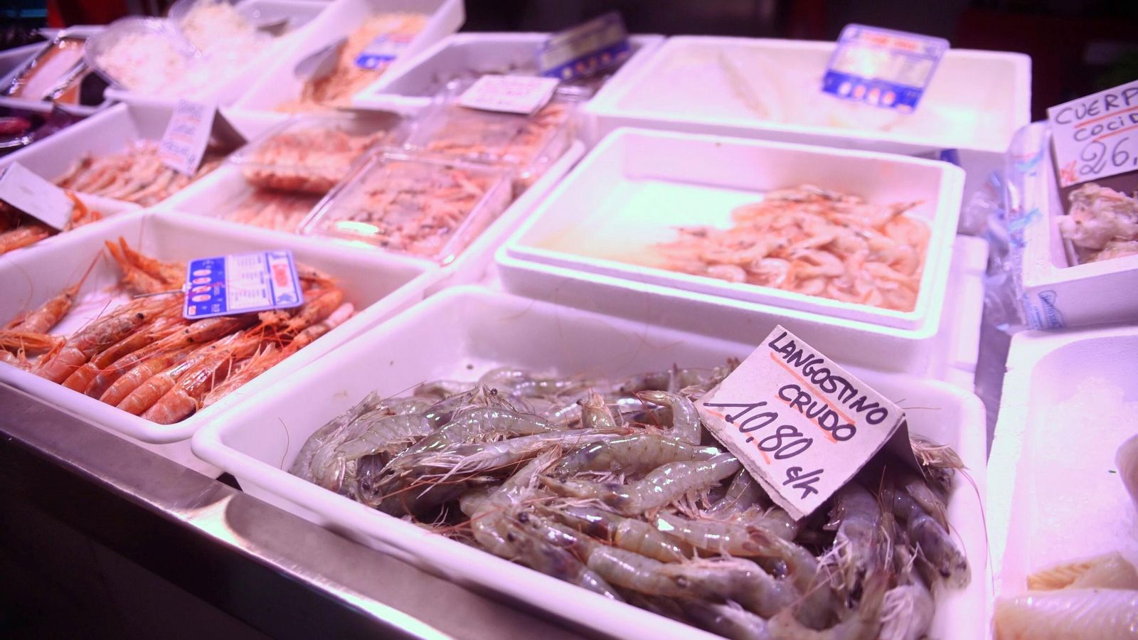 Cajas de marisco en una pescadería de La Corredera.