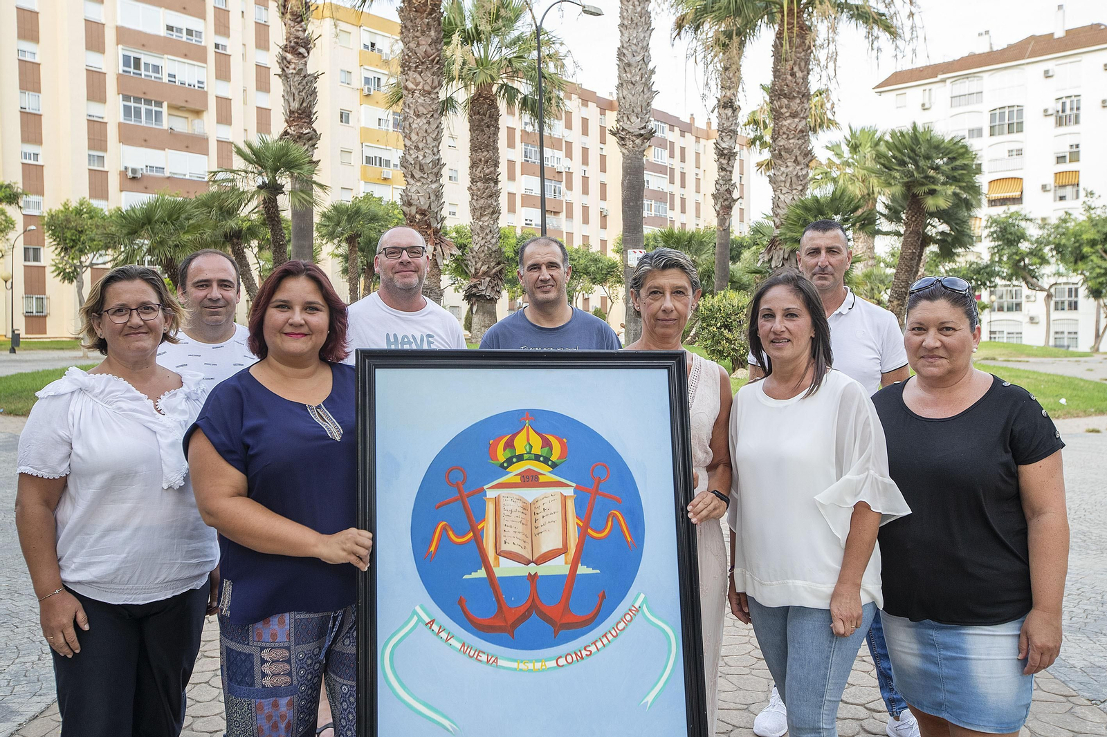 La nueva junta directiva de la asociación de vecinos Nueva Isla Constitución posa en uno de los característicos parques de la barriada.