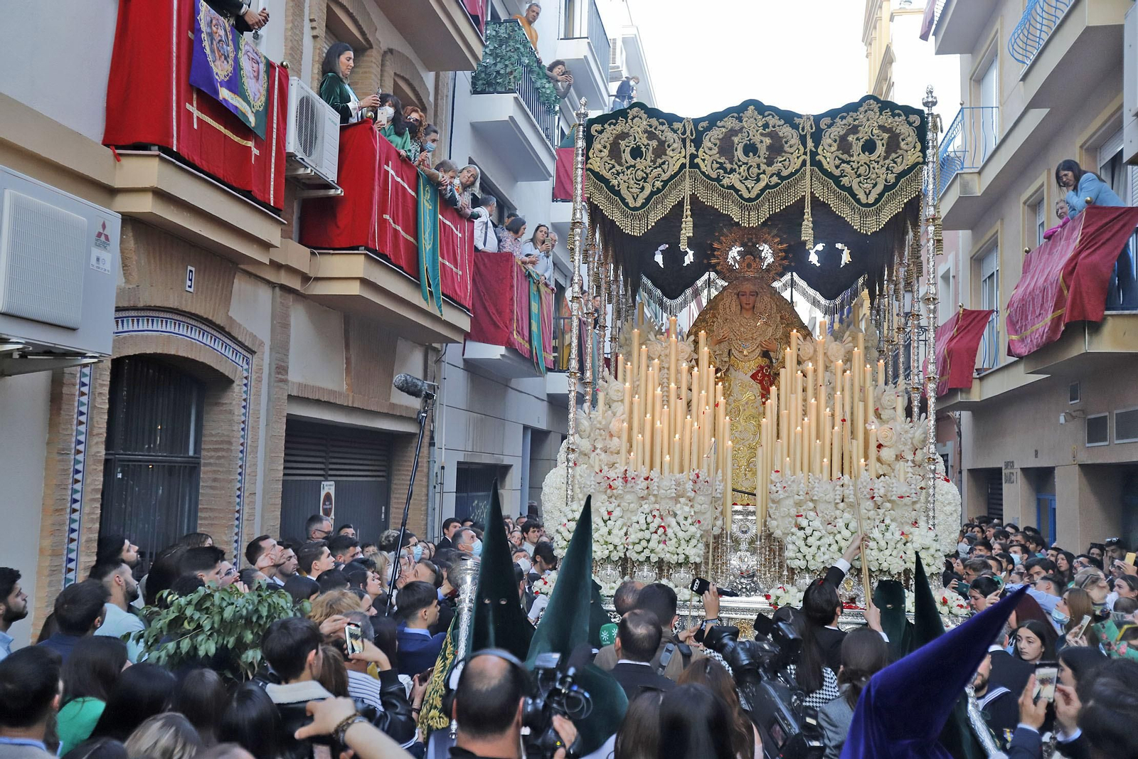 Imágenes de la estación de penitencia de la Hermandad de La Esperanza de Huelva