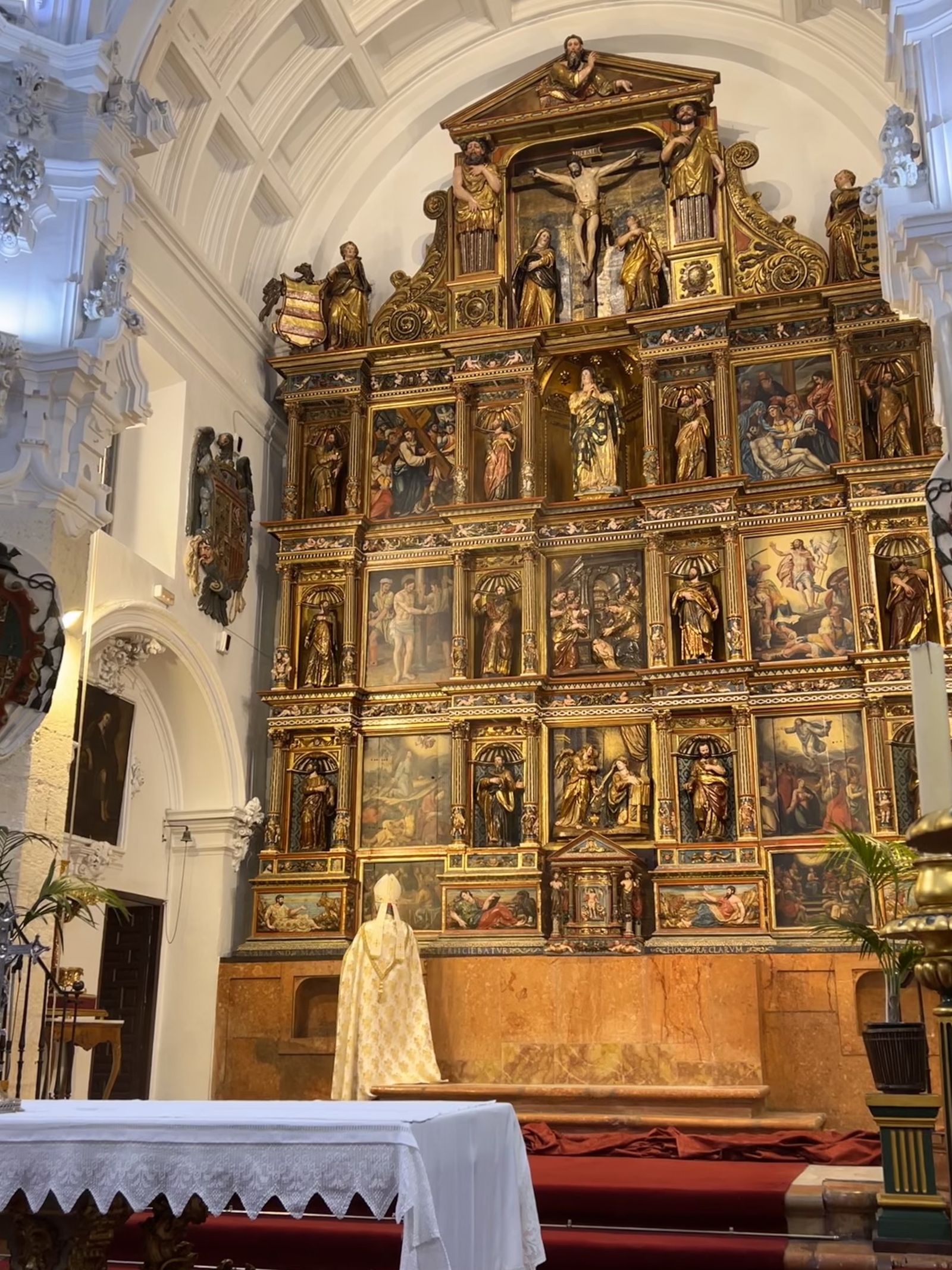 Así luce el retablo mayor de la Parroquia de Nuestra Señora de la Asunción.