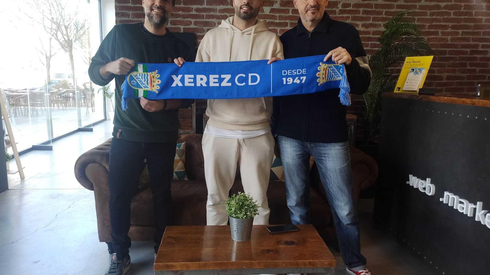 Brian, entre el dueño de Boox Pablo Ruiz y el directivo azulino Alejandro Calderón.