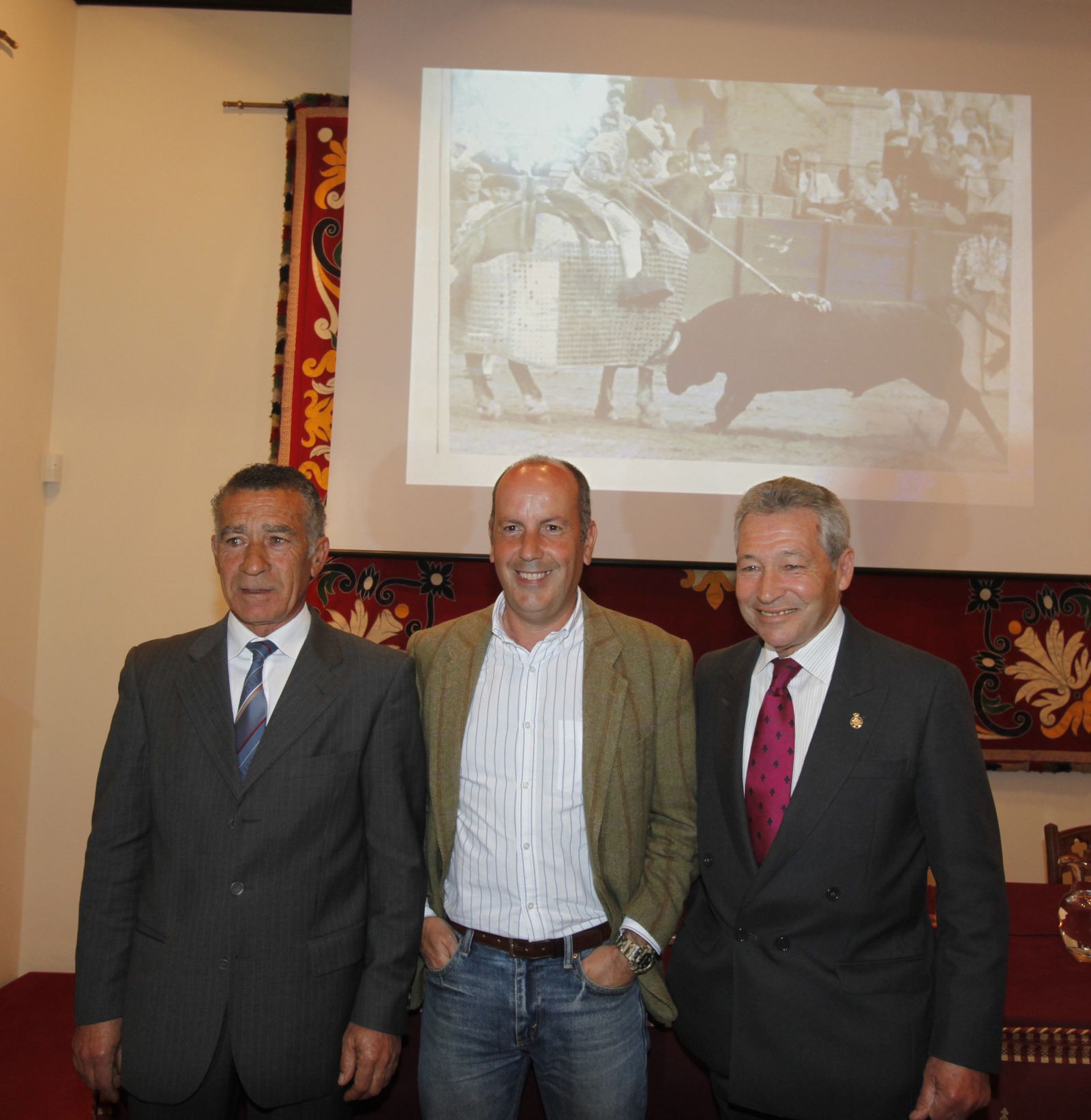El picador Manuel Muñoz, el moderador Álvaro Acevedo y el banderillero Rafael Torres, antes del coloquio.