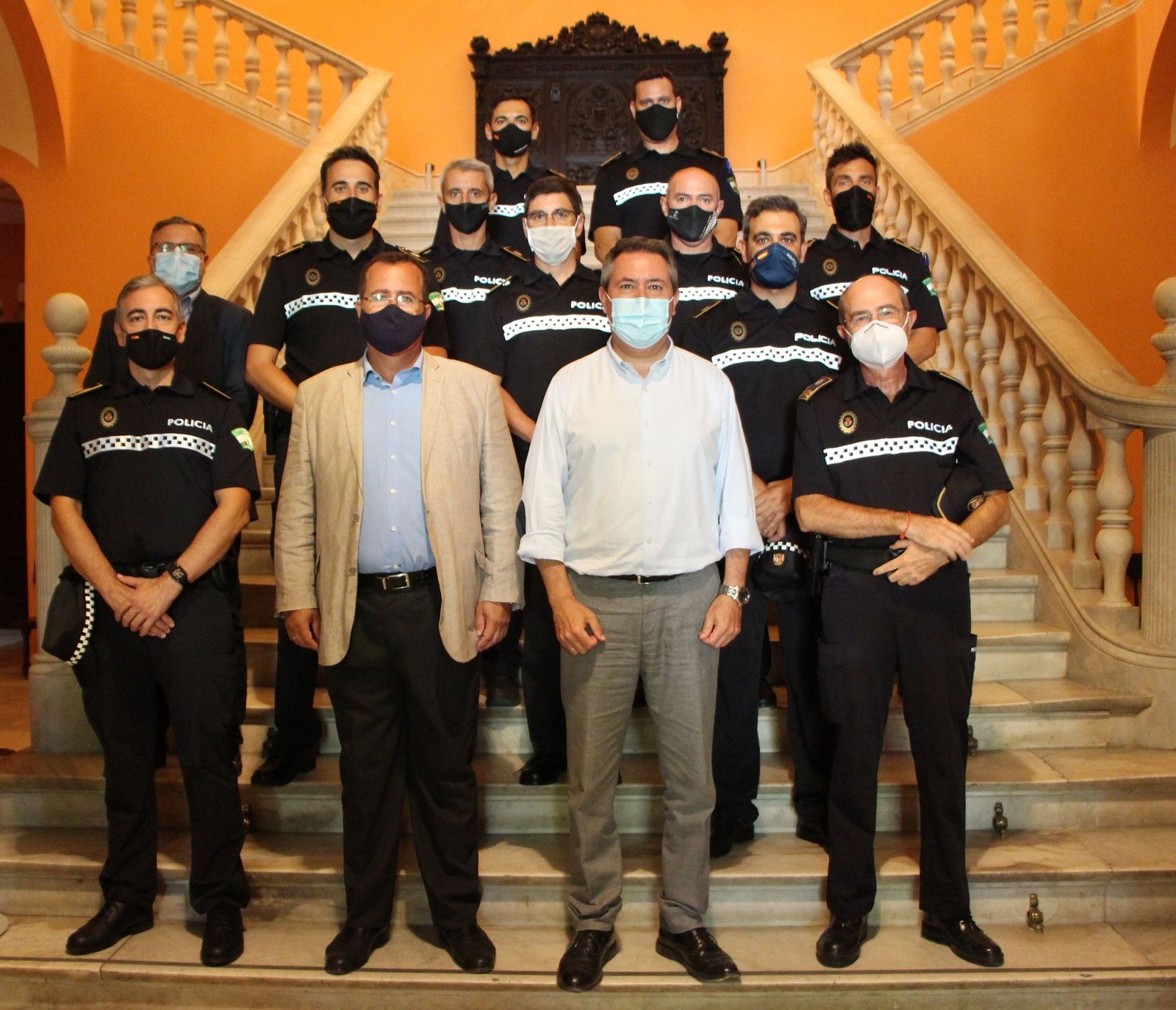 El alcalde, Juan Espadas, con los nuevos agentes.