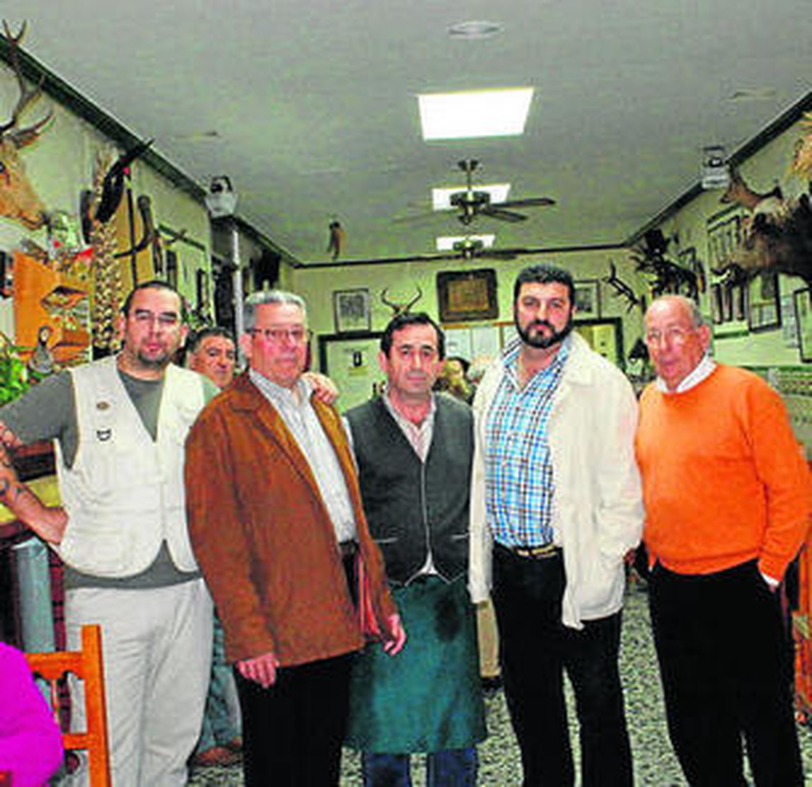 Nicolás Arellano (segundo por la izq), con miembros de la junta y socios.