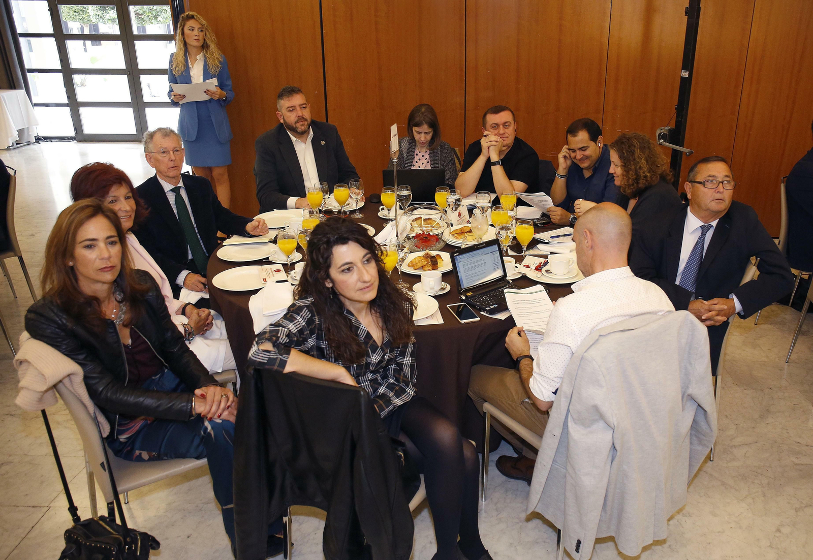 Las imágenes del foro joly con Elías Bendodo