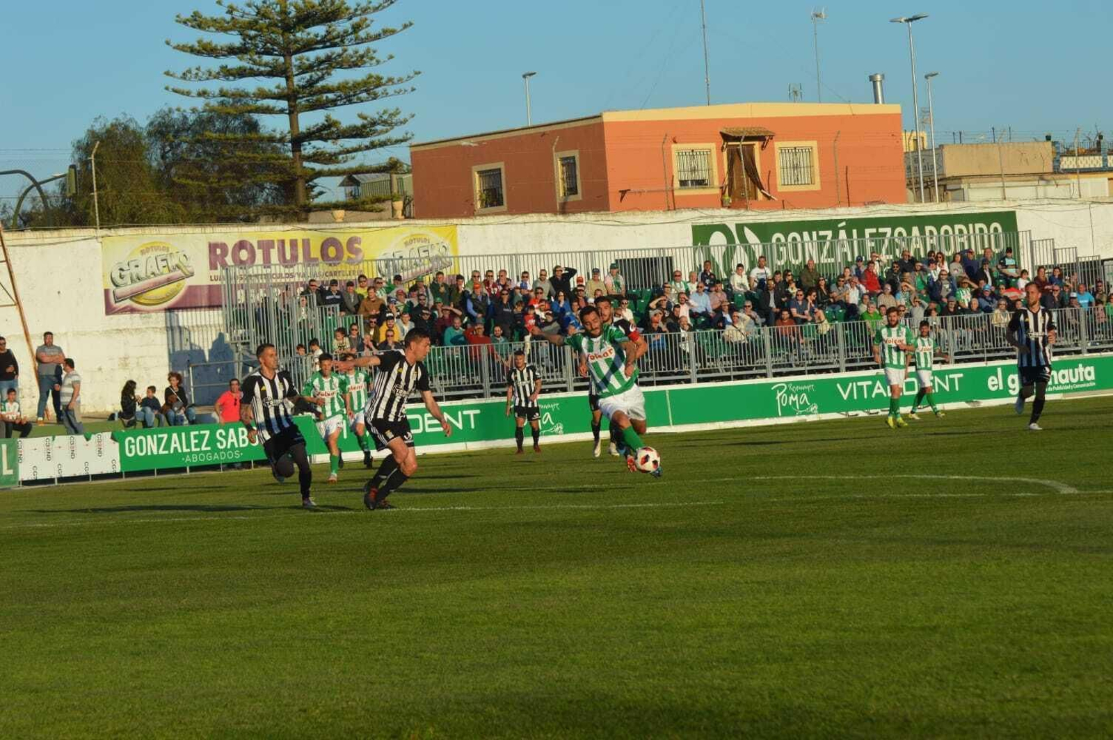 Güiza busca el disparo desde la corona del área.