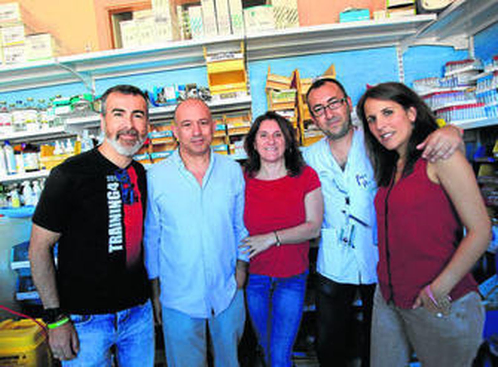 Los cinco profesionales del Hospital de La Línea responsables del estudio posan en la farmacia del centro.