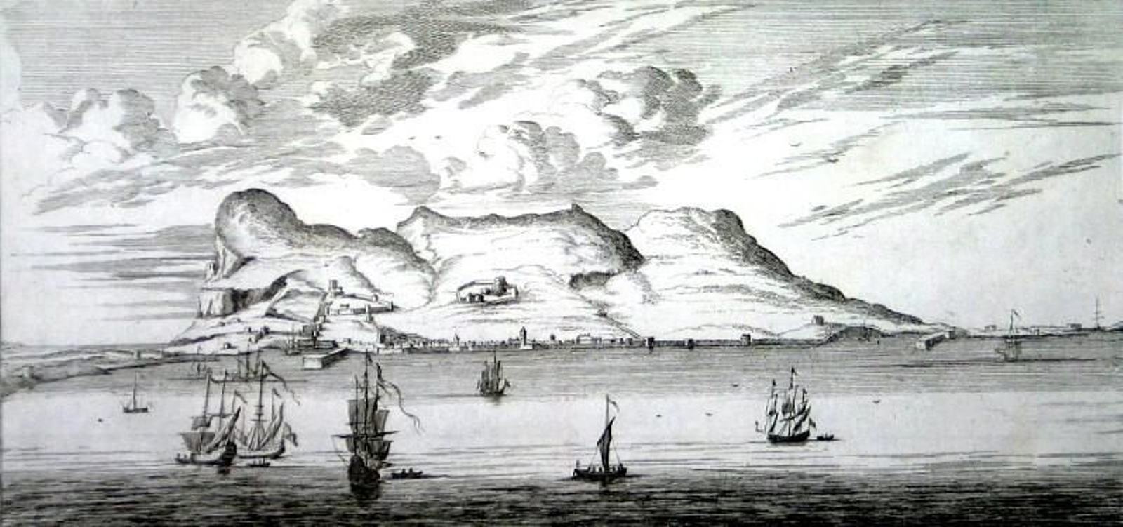 La Bahía y Gibraltar con faluchos y barcos mercantes en los entornos del puerto de Algeciras . Grabado de principios del siglo  XVIII.