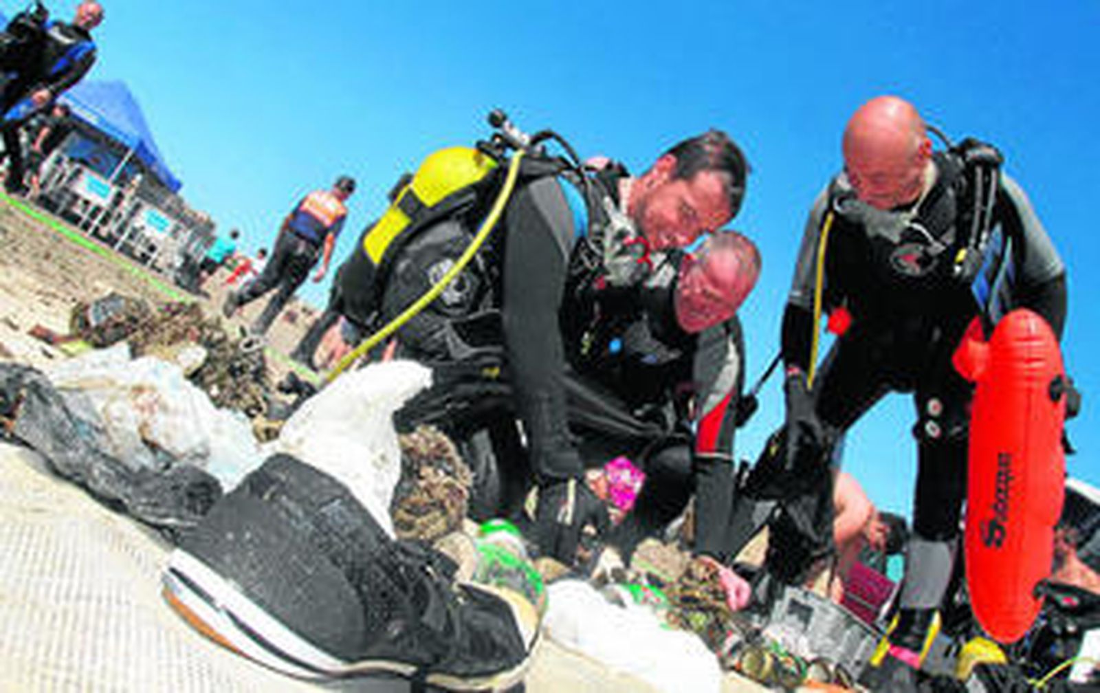 Algunos de los objetos que ayer sacaron del fondo del mar en la Térmica.
