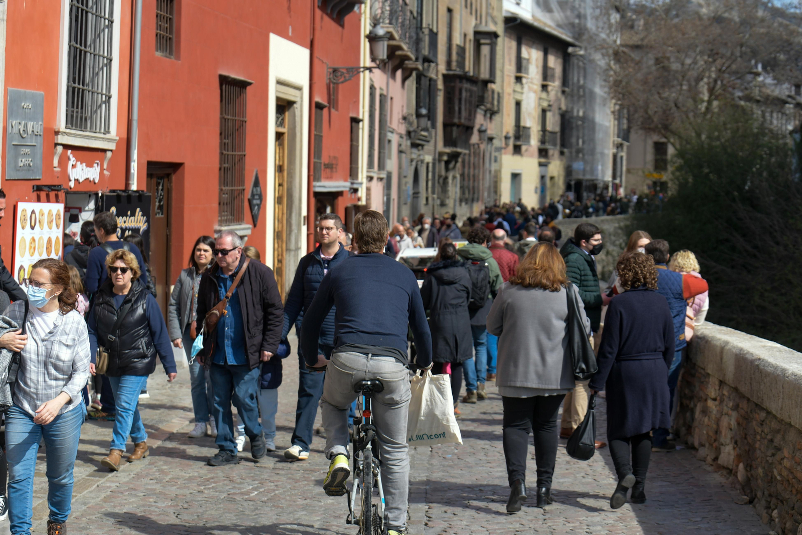 Gente paseando por la Carrera del Darro en Granada.