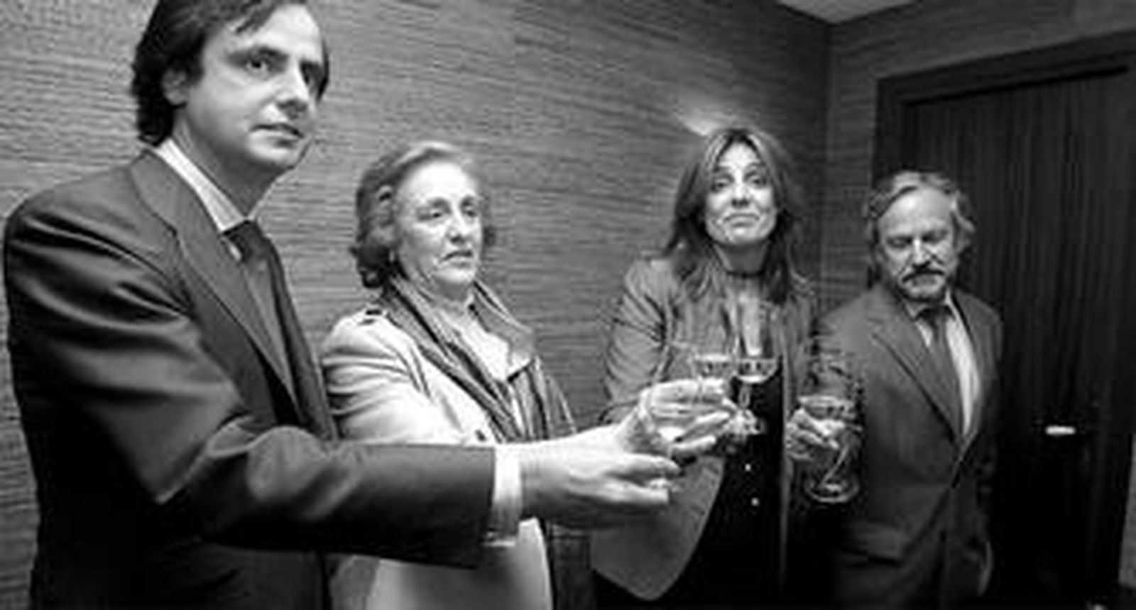 Teresa Rivero, ayer en el brindis tras la presentación arropada por sus hijos Alfonso y Paloma Ruiz-Mateos, y por el director técnico, Luis Arroyo.