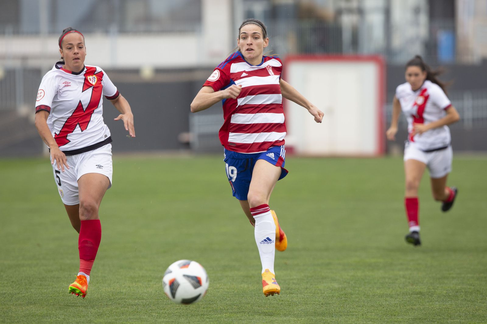 Ángeles corre conel esférico en el partido de la primera vuelta.