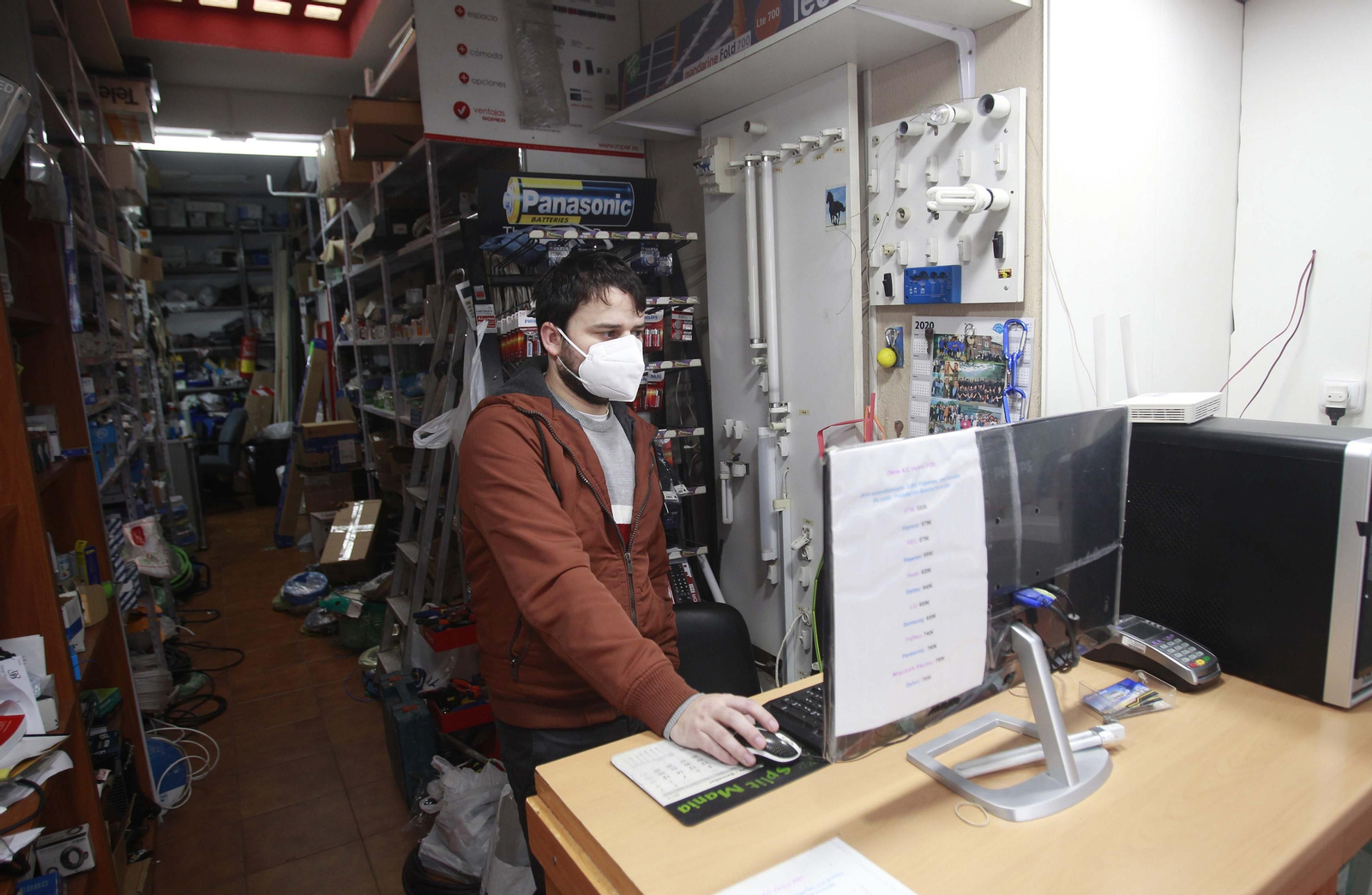 Un hombre atiende en una ferretería de Algeciras.
