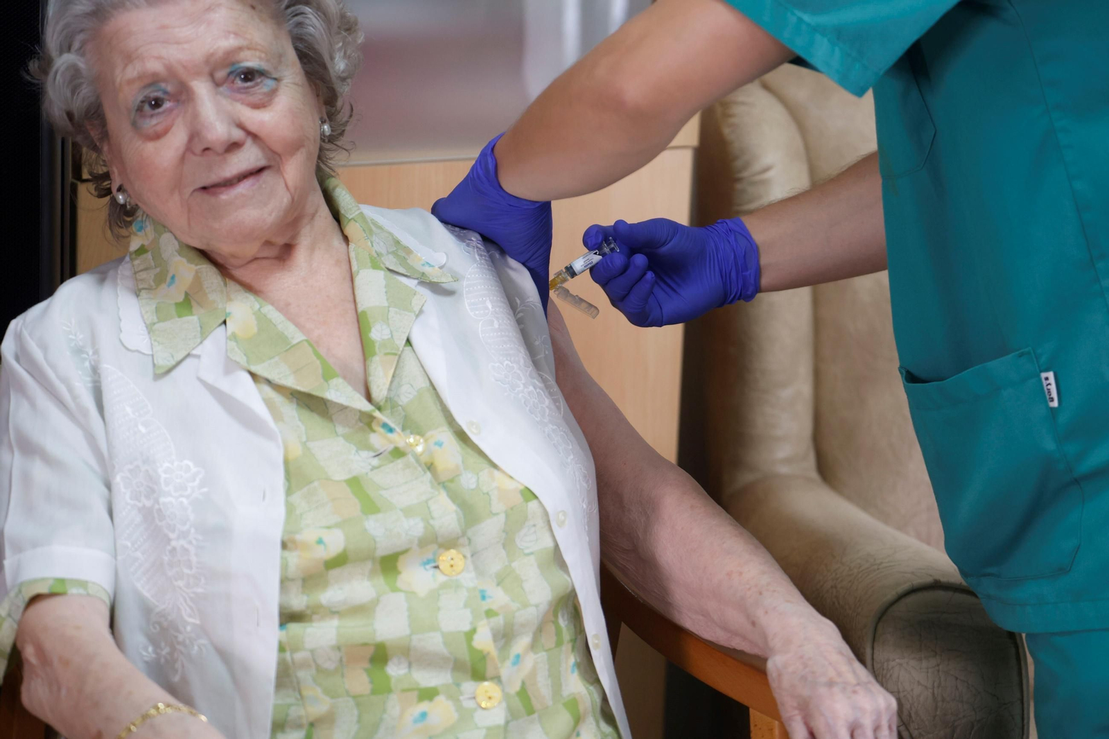 El inicio de la vacunación de la gripe y el Covid en las residencias de Córdoba, en fotos