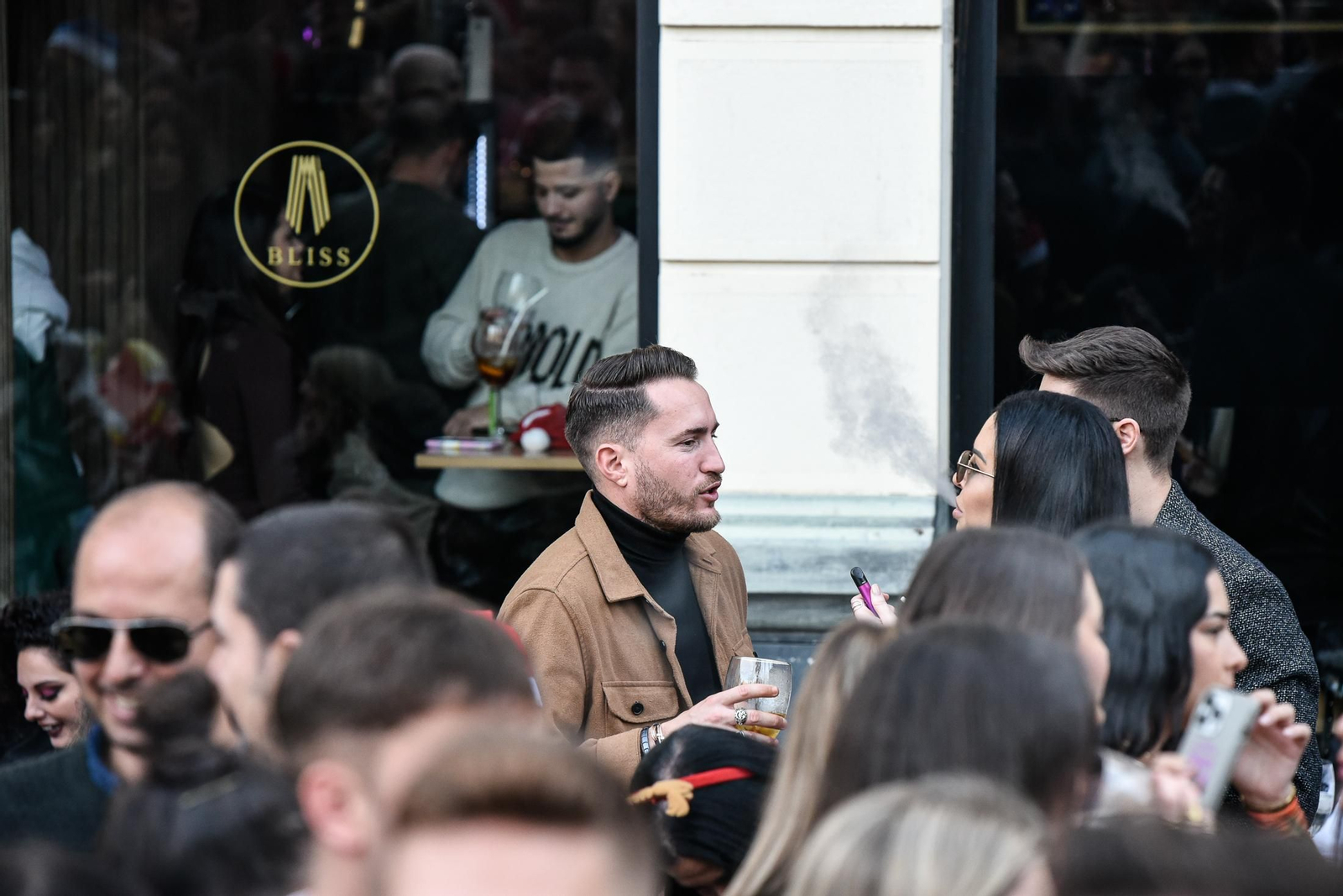 Imágenes de las celebraciones en el centro de Huelva la tarde del 24