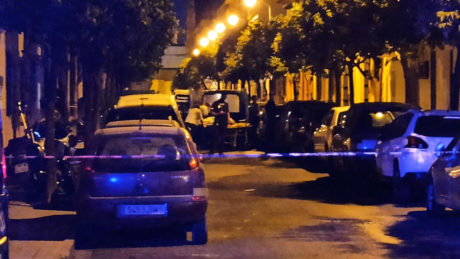 Los operarios de la funeraria sacan uno de los cuerpos.