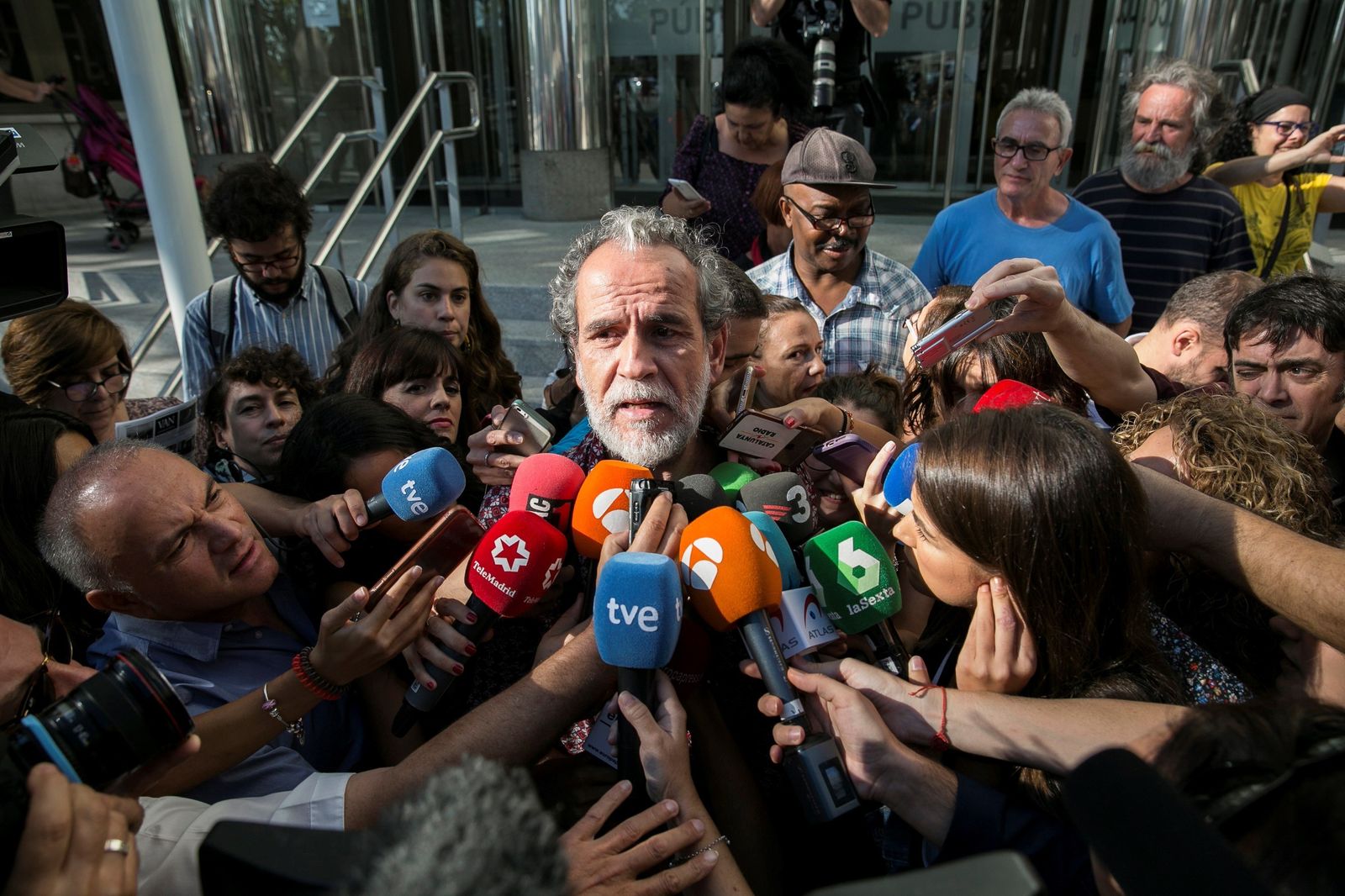 El actor Willy  Toledo, atendiendo a la prensa.