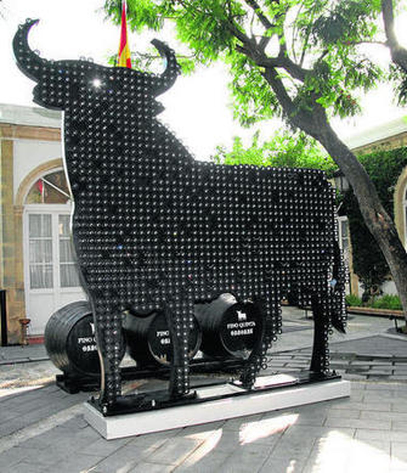 El toro de Swarovski de Osborne, se puede visitar en la bodega de Mora.