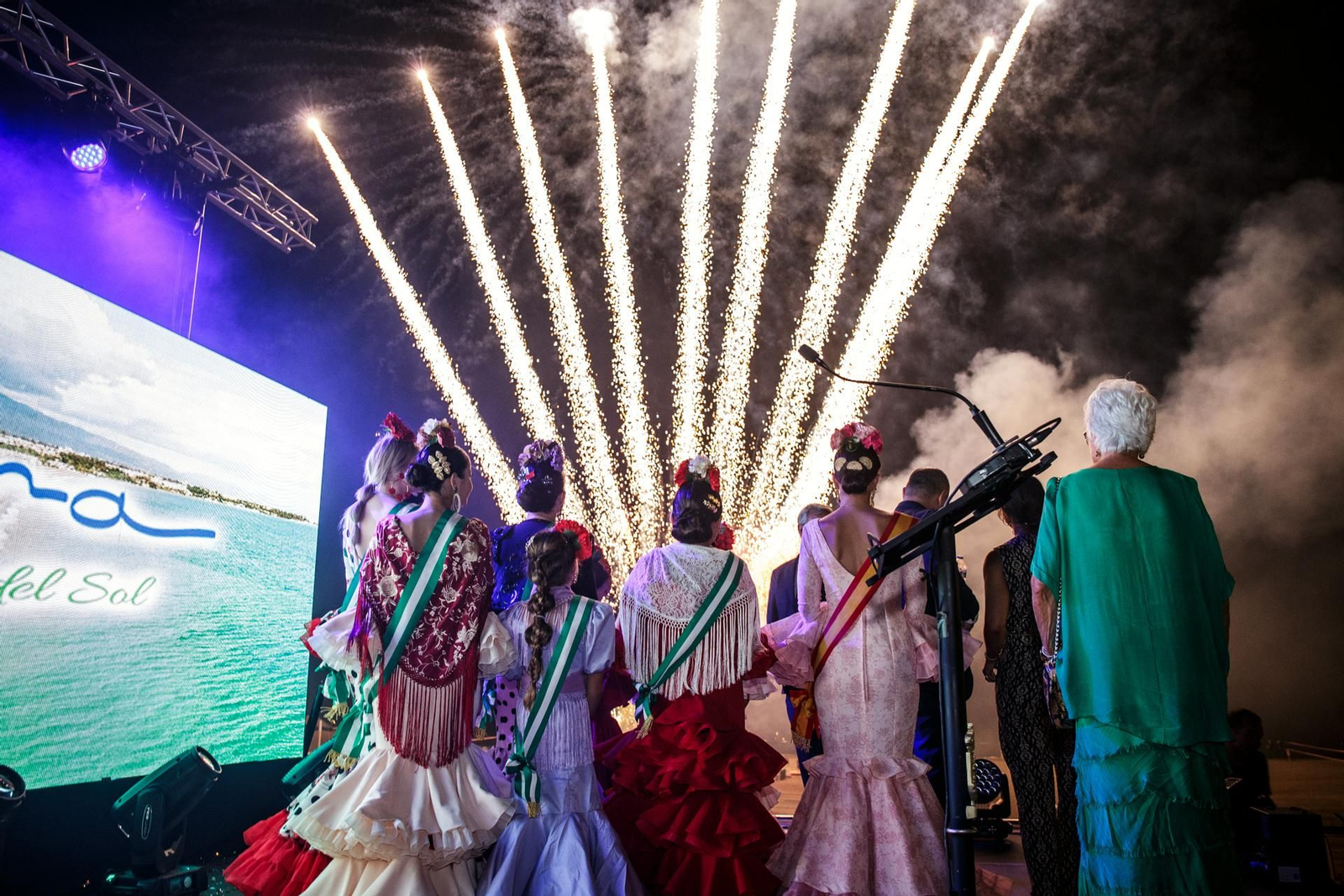 Un momento del espectáculo de fuegos artificiales de la Feria de Estepona.