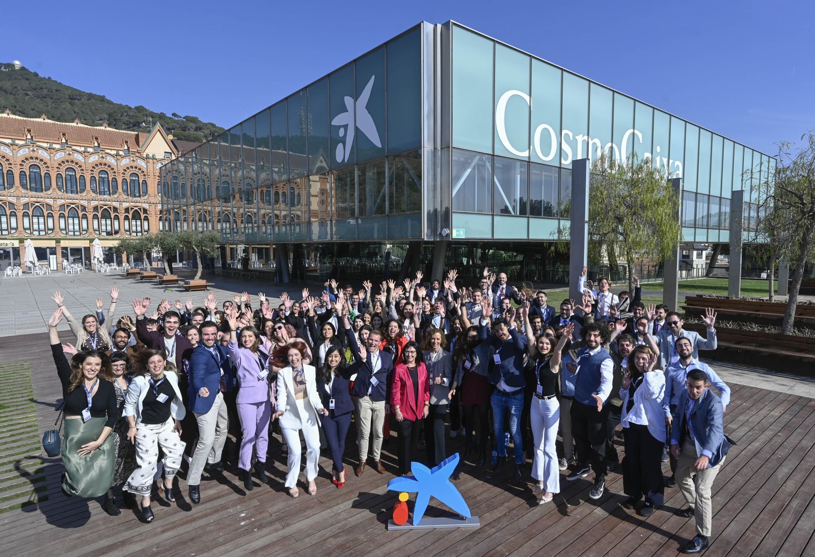 Foto de familia de los becados dentro del programa de La Caixa para retener y atraer talento.