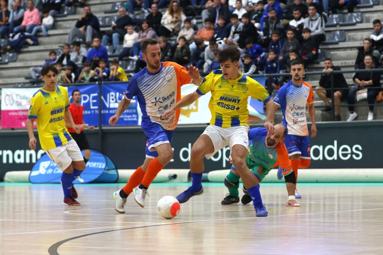 Una acción del encuentro con las gradas repleta de público.