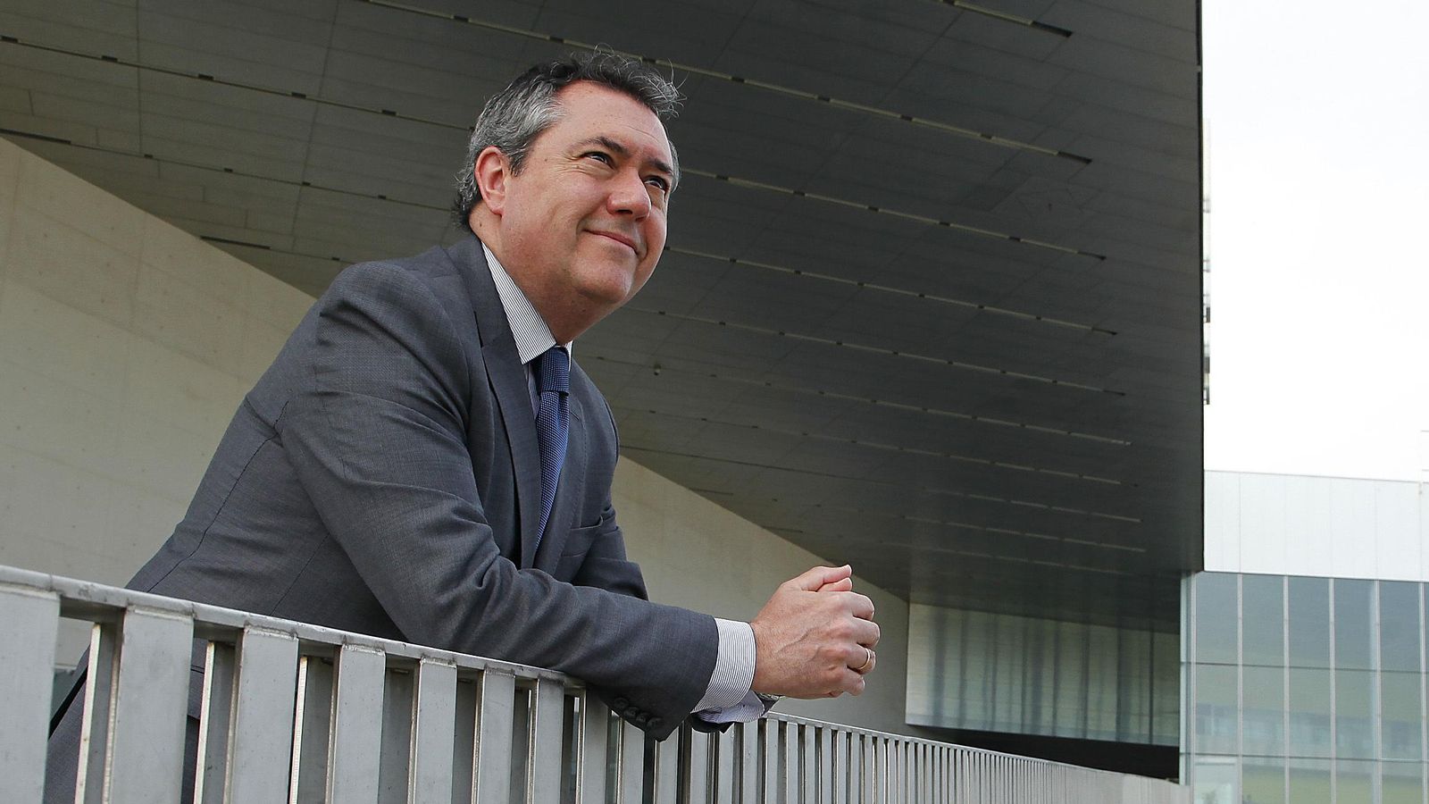 El alcalde posa en la zona ampliada de Fibez.