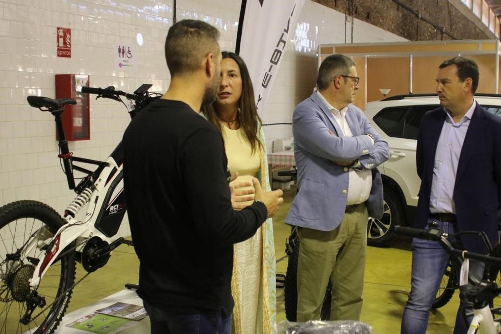 Loles López visita el Salón del Vehículo de Valverde.