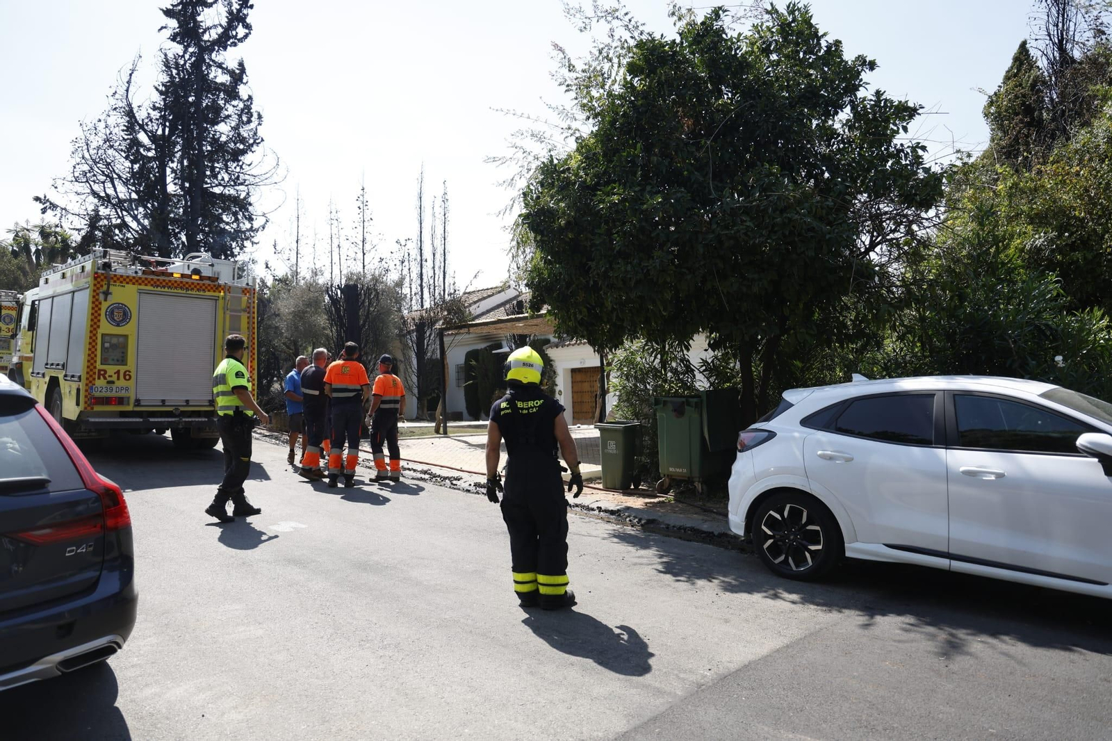 Los bomberos ante las viviendas afectadas por el incendio.