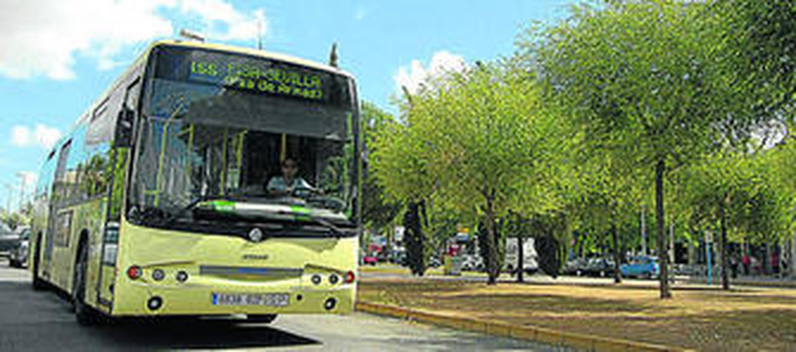 Un autobús del Consorcio, a la salida de Sevilla hacia el Aljarafe.