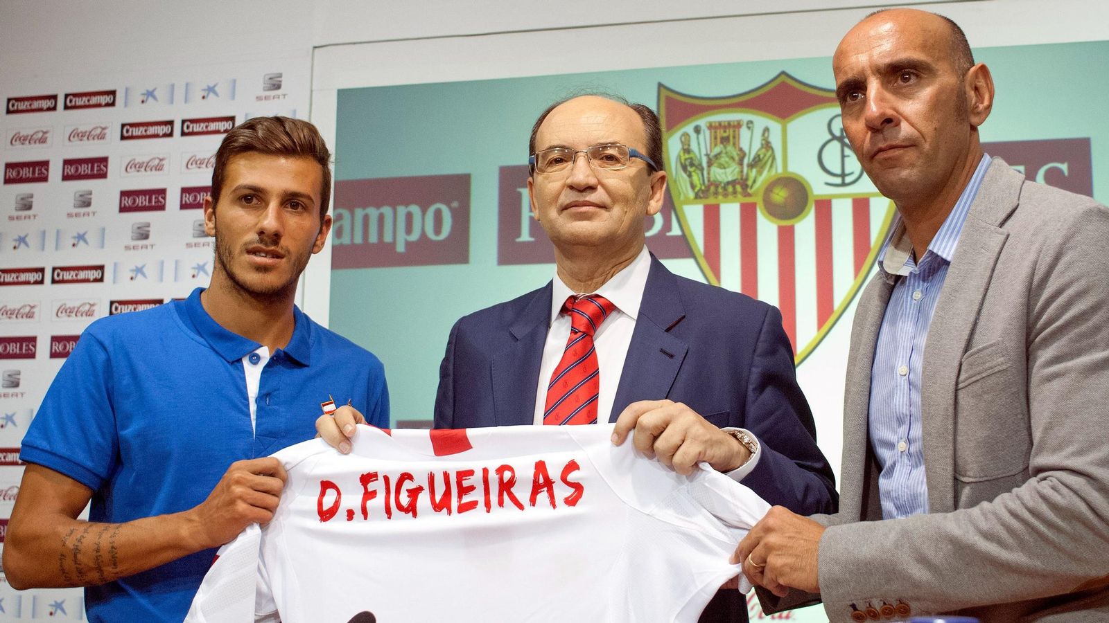 Diogo Figueiras, durante su presentación con el Sevilla junto a Pepe Castro y Monchi.
