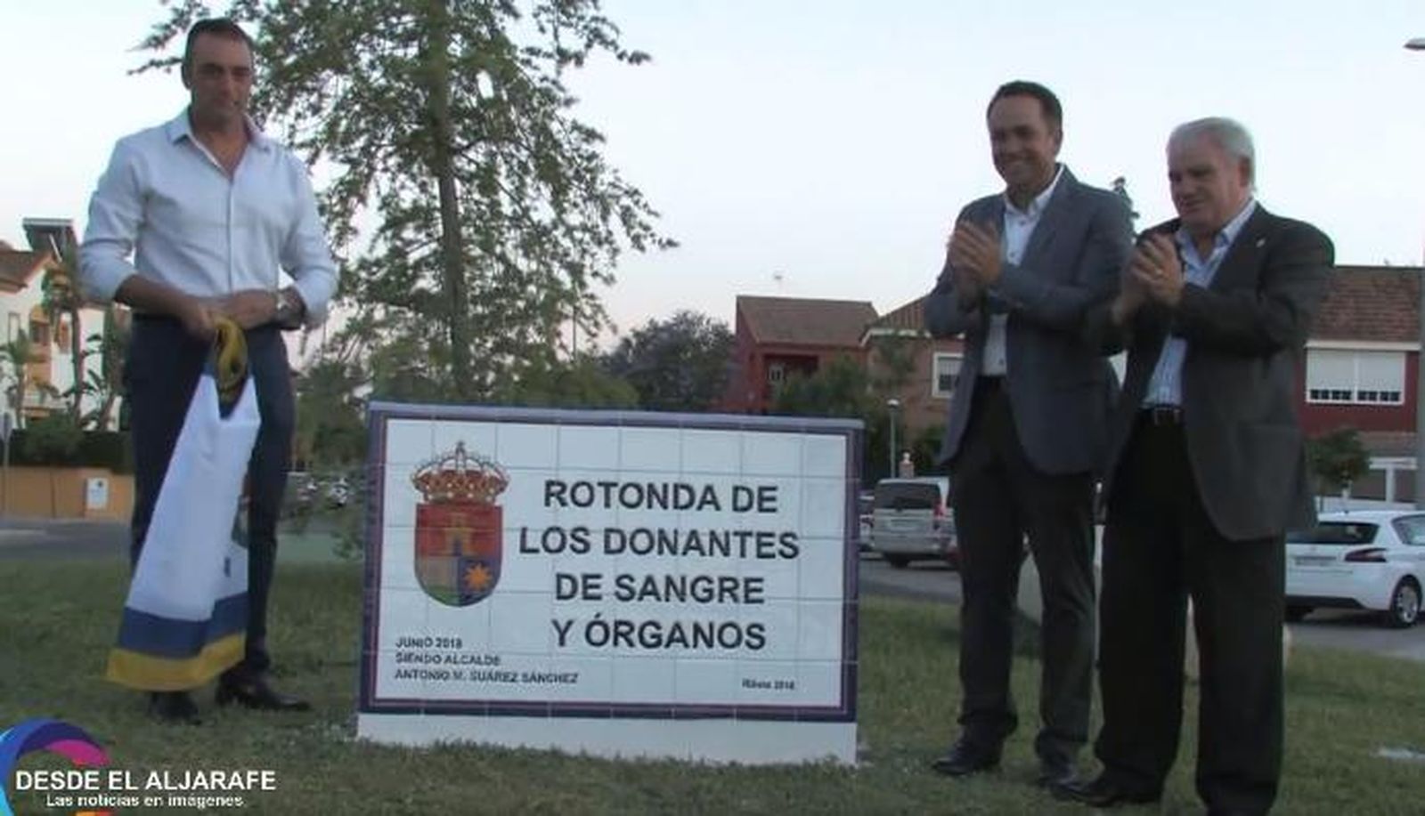 José Antonio Sánchez Román,  a la izquierda, durante la inauguración de la rotonda que ahora llevará su nombre.
