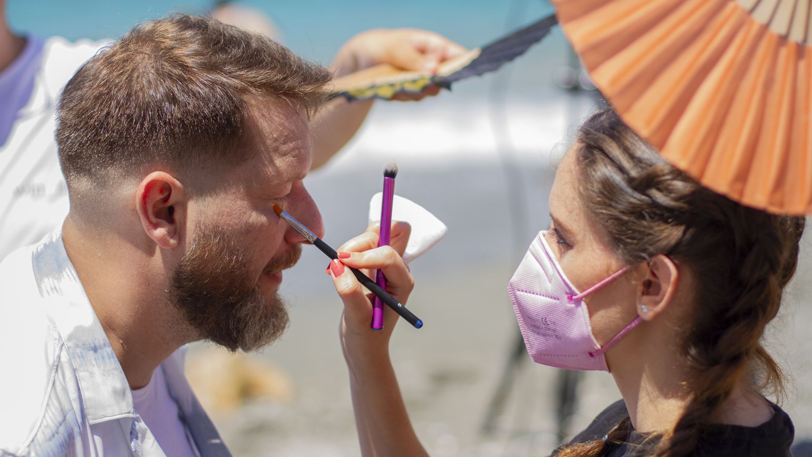 Saúl Quirós siendo maquillado para el videoclip