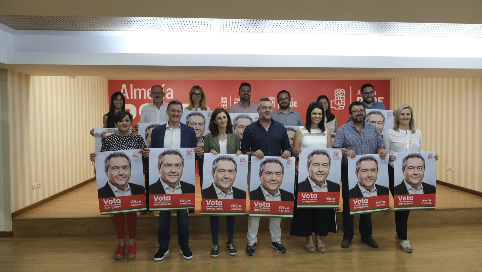 Imágenes del inicio de campaña electoral andaluza con la pegada de carteles.