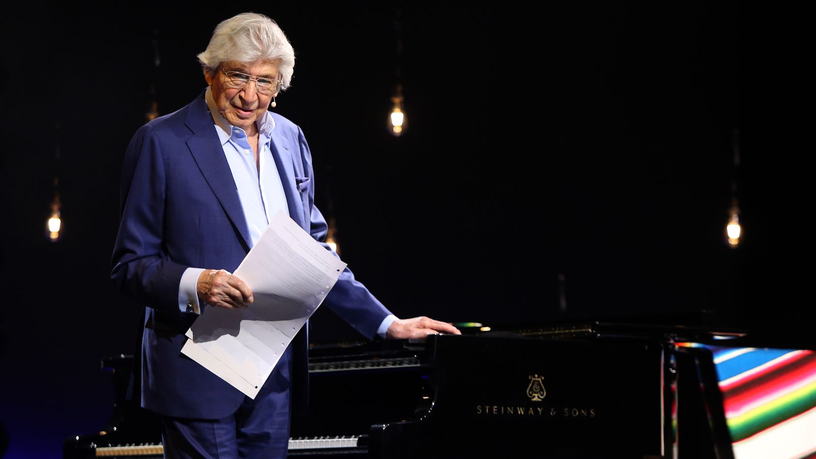 Manuel Alejandro, durante un momento de su actuación en el Teatro Real.