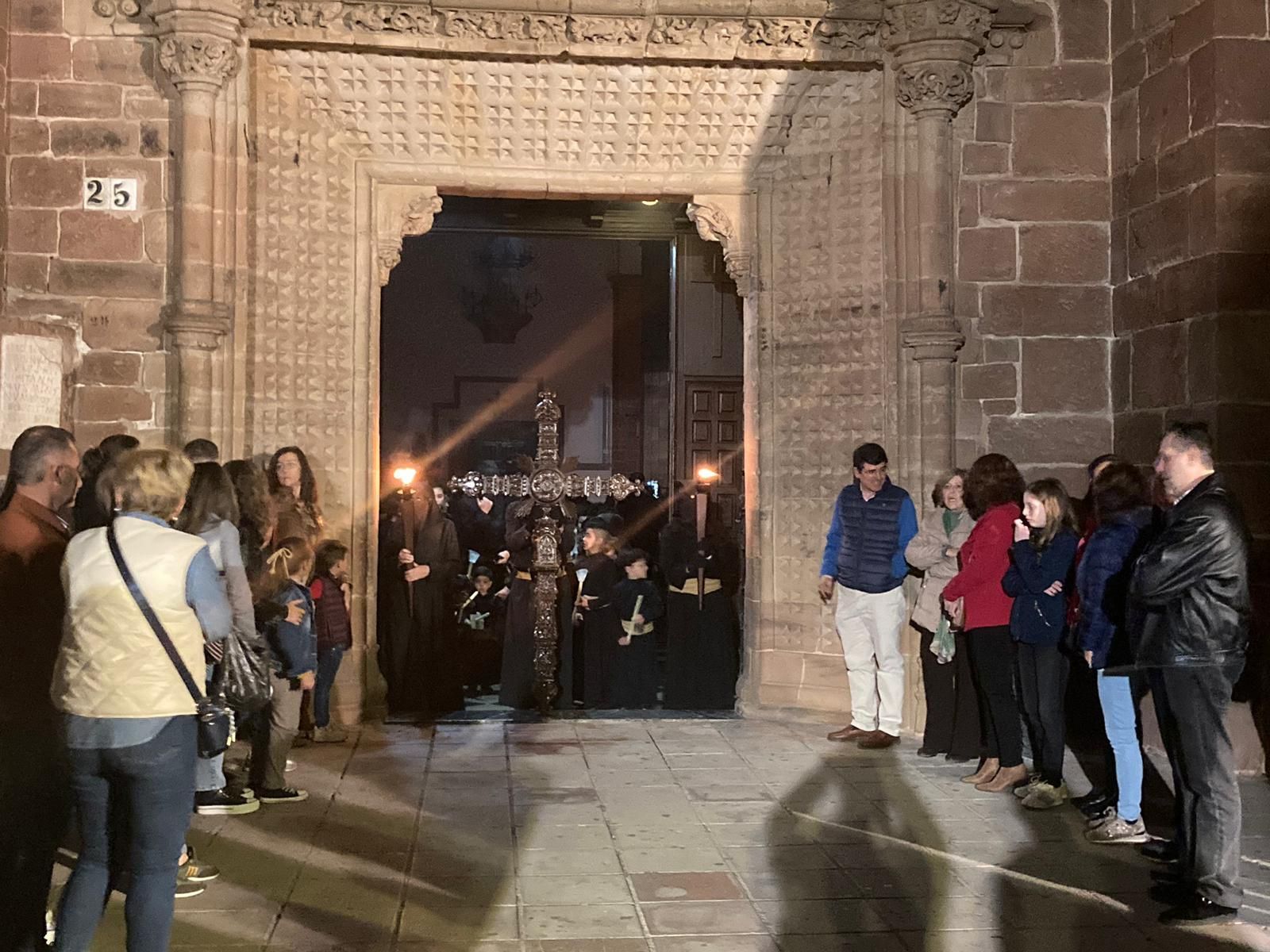 Lunes Santo en Montoro: El vía crucis del Cristo de la Misericordia, en fotografías