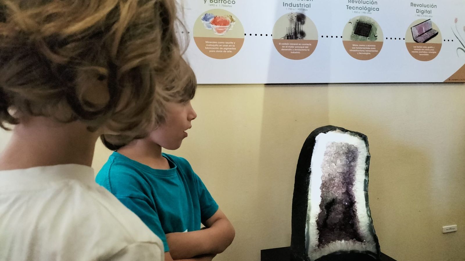 Dos niños contemplan los minerales del Geomuseo de Aracena.
