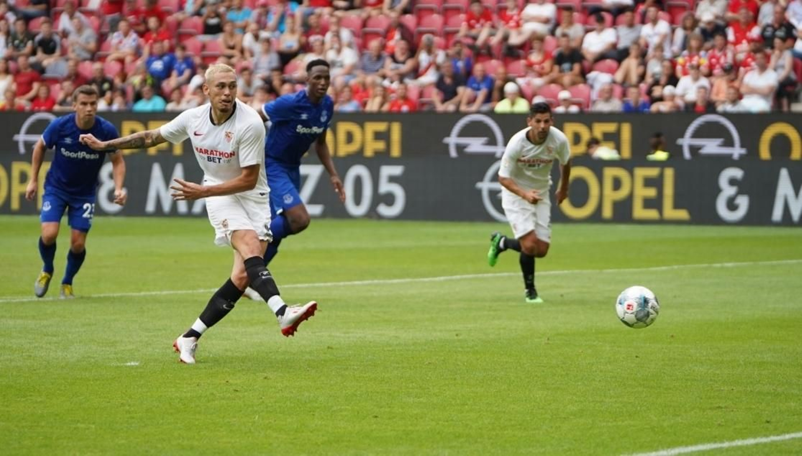 Lucas Ocampos, justo tras lanzar el penalti con el que el Sevilla venció al Everton.