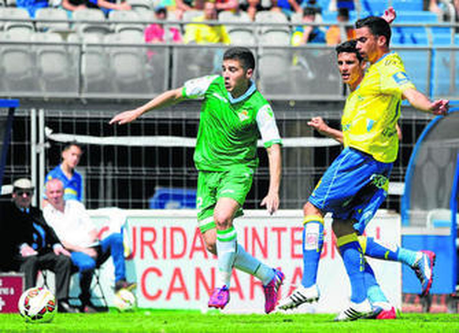 Portillo, letal en los pases cerca del área, escapa a la vigilancia de Hernán cerca de la banda derecha.