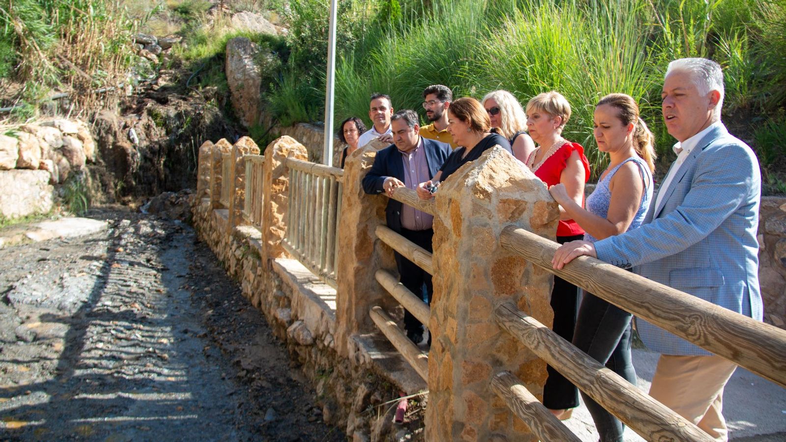 Varios representantes municipales en una visita a una de las zonas afectadas de Albuñol