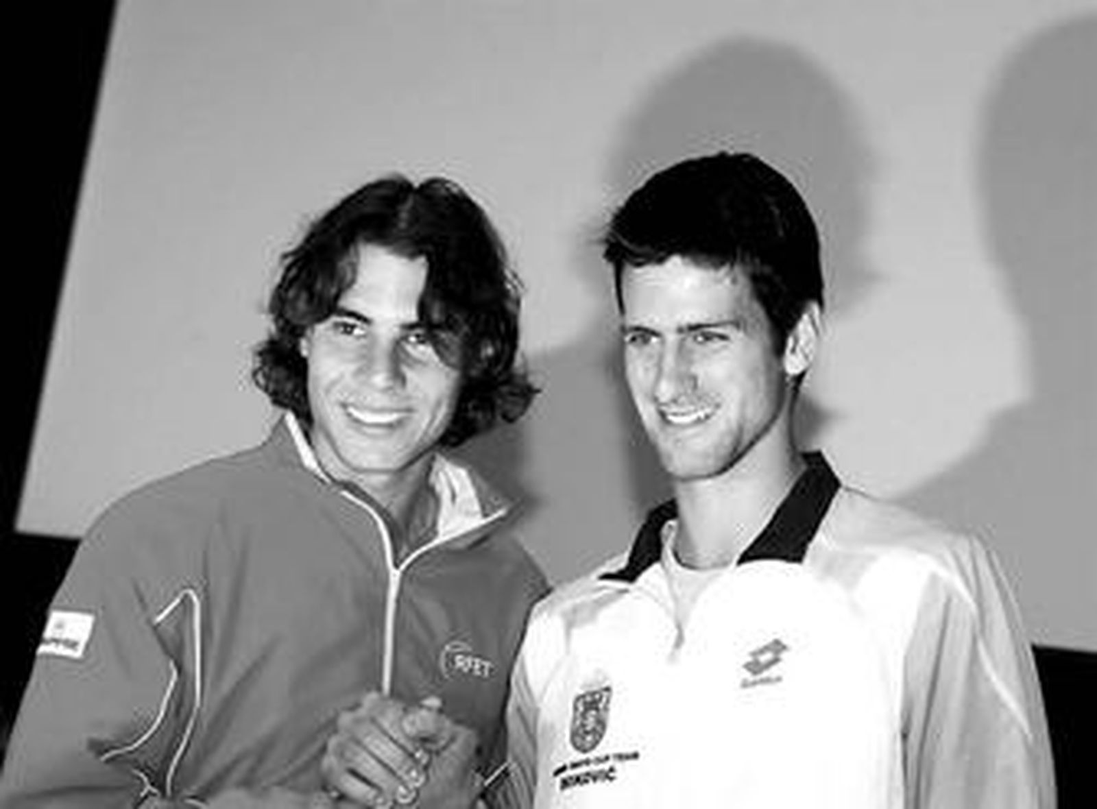 Nadal estrecha la mano de Djokovic durante el protocolario acto del sorteo en Benidorm.