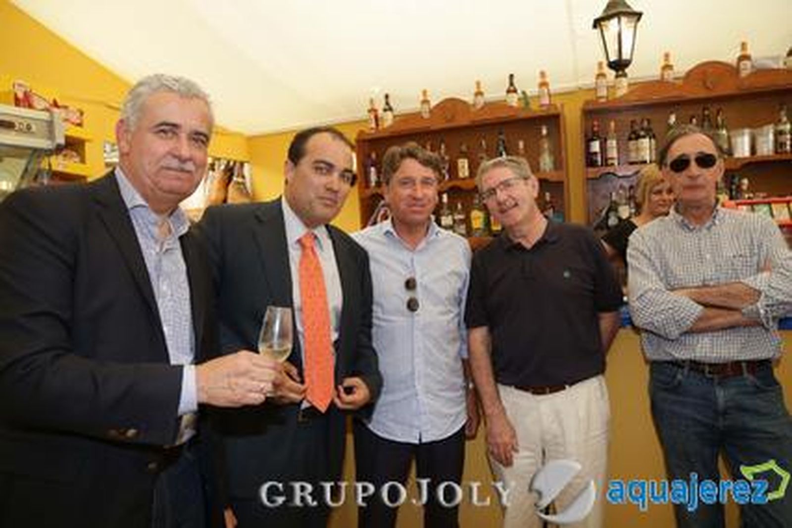 El ex entrenador del Xerez Esteban Vigo (en el centro), disfruta de la caseta del Diario junto a David Fernández, el cirujano José Miguel Lera, el médico Javier Casanova y Ánter Ustarroz.

Foto: Manuel Aranda