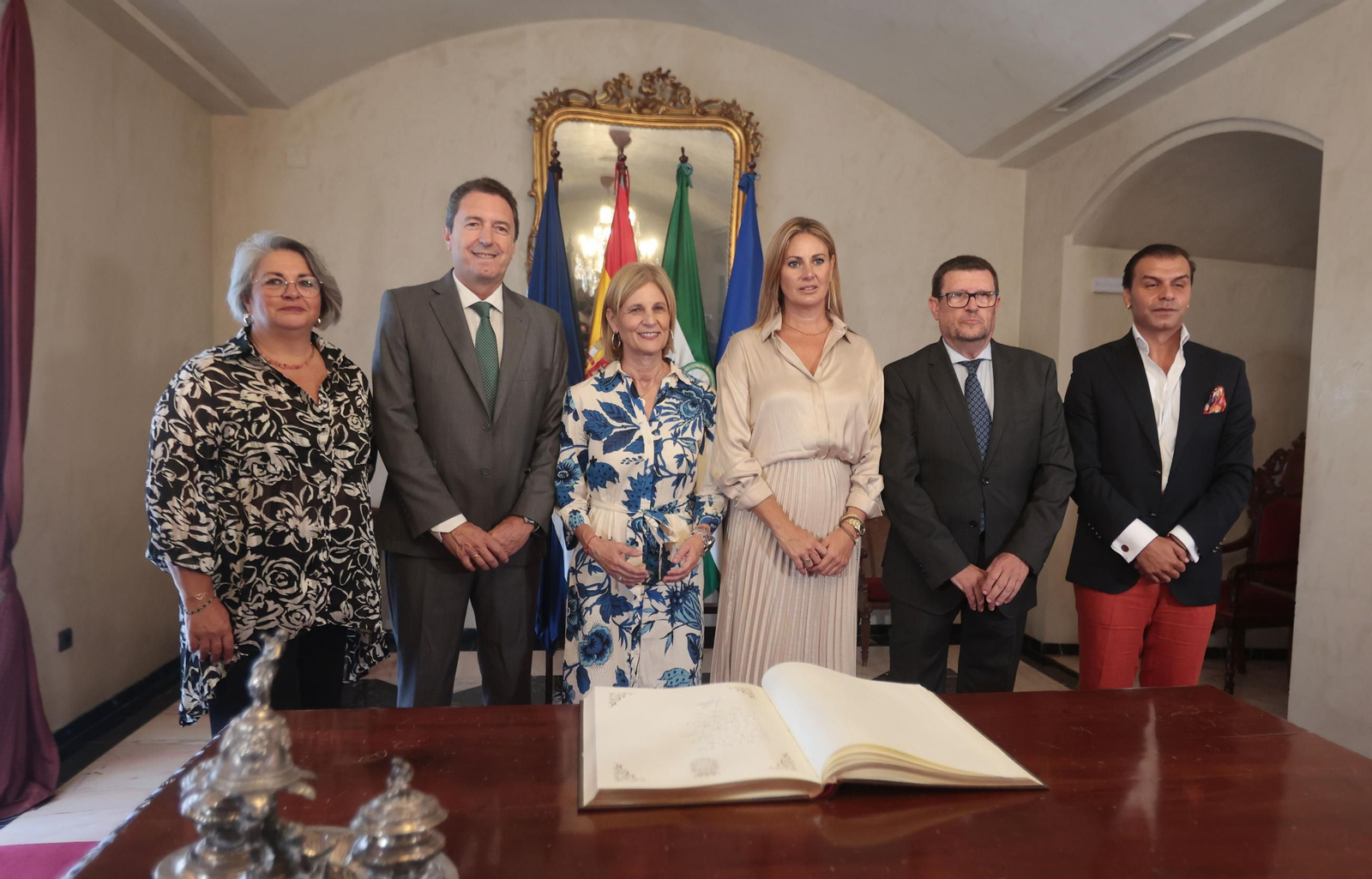 Los representantes de los Reyes Magos en Jerez firman en el Libro de Honor del Ayuntamiento.