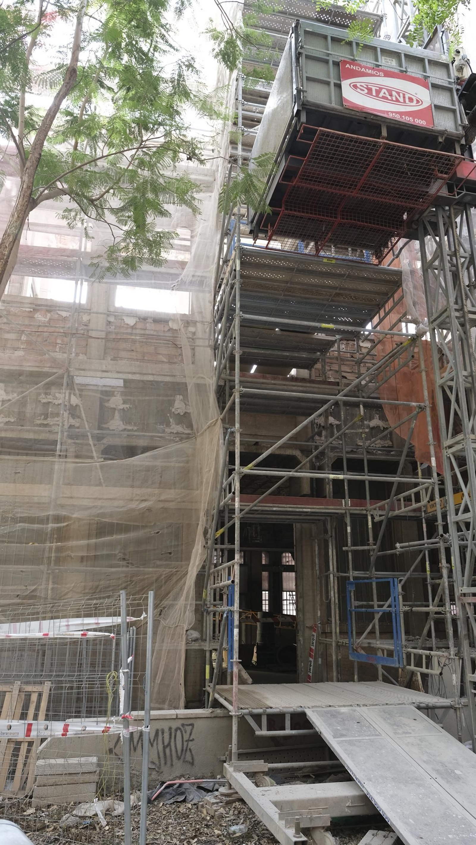 Las mejores imágenes del derribo de la oficina central de Correos en Almería