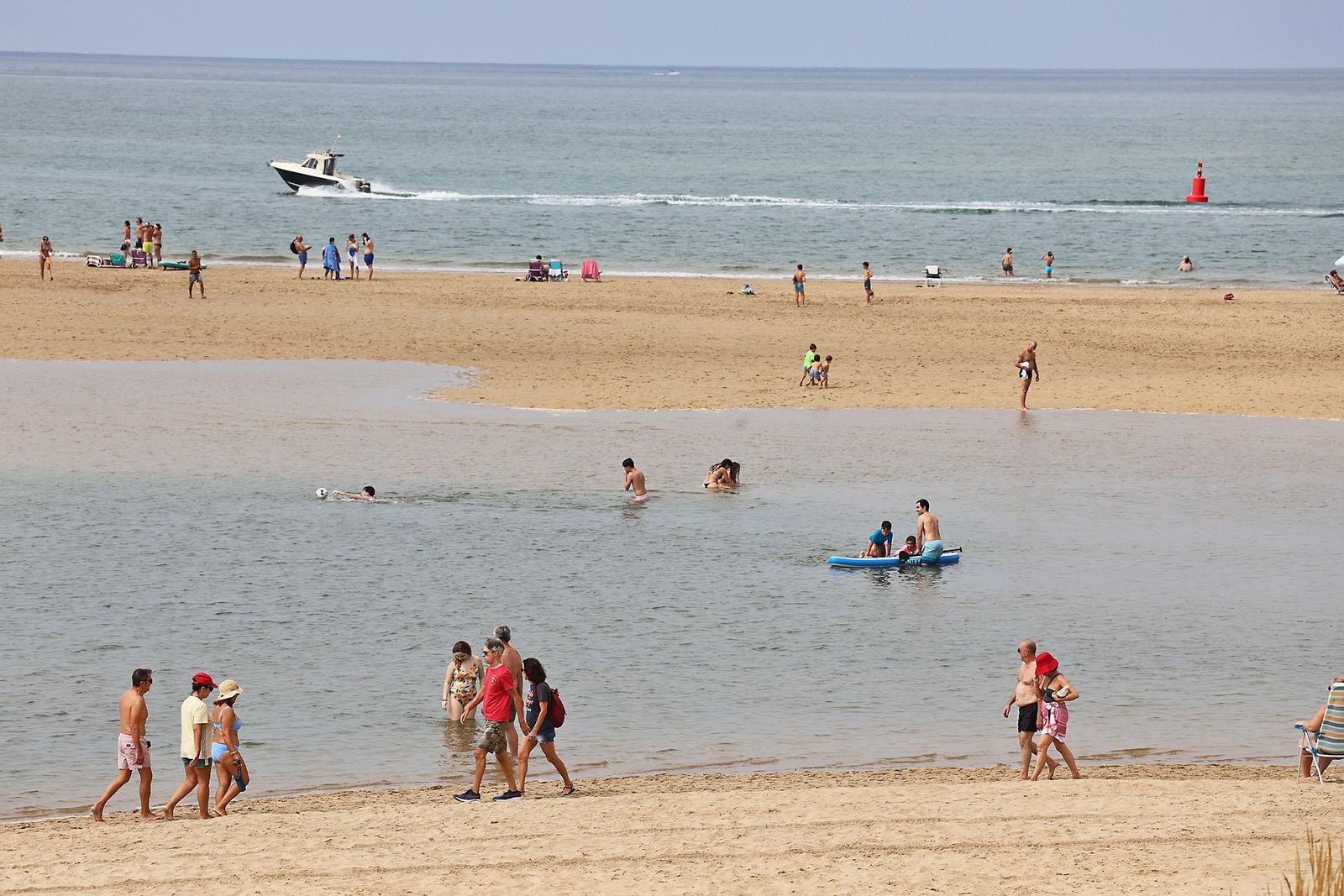 Imágenes del ambiente en las playas de Huelva en la mañana de domingo